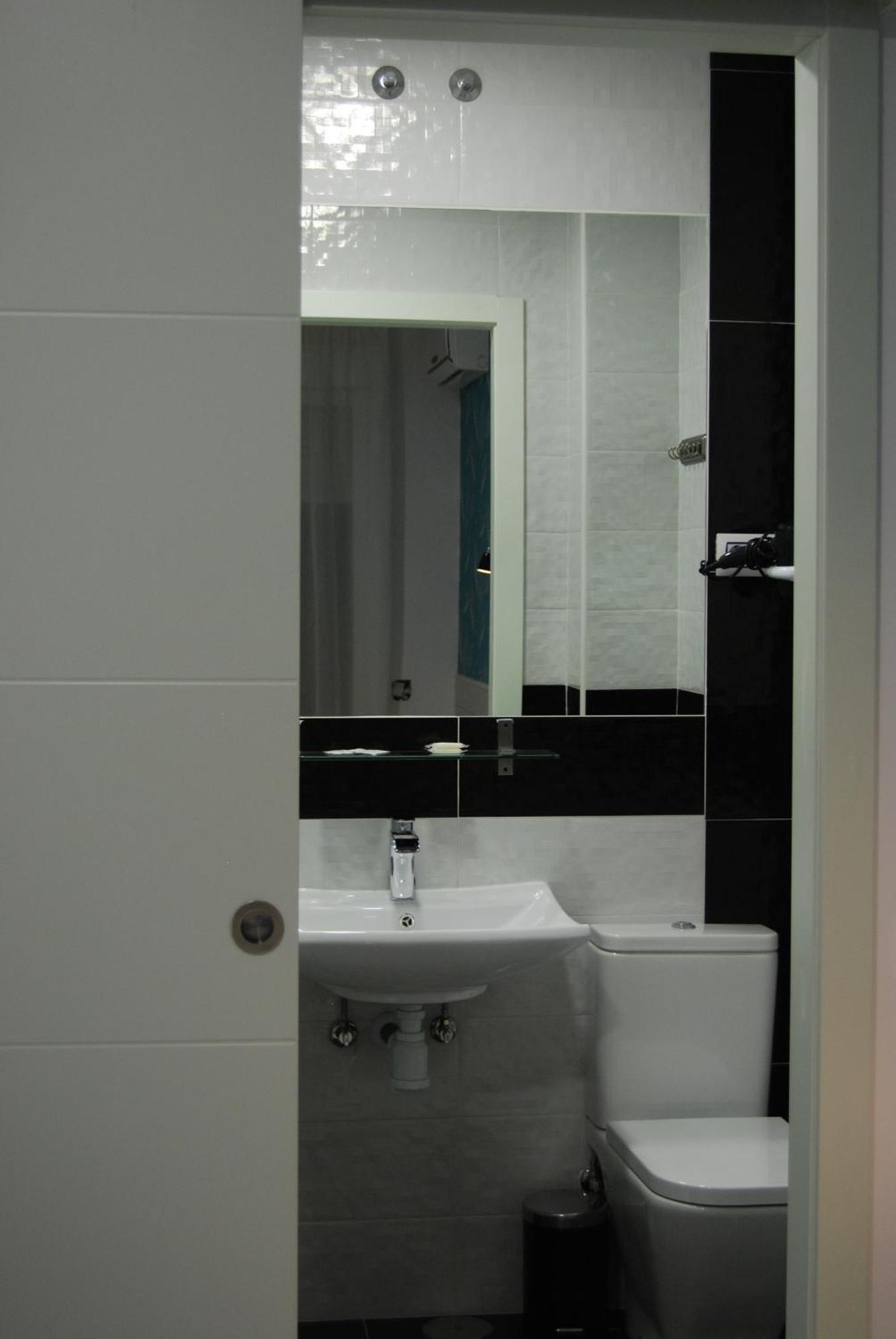 Hostal Petite Maman Madrid Rum bild