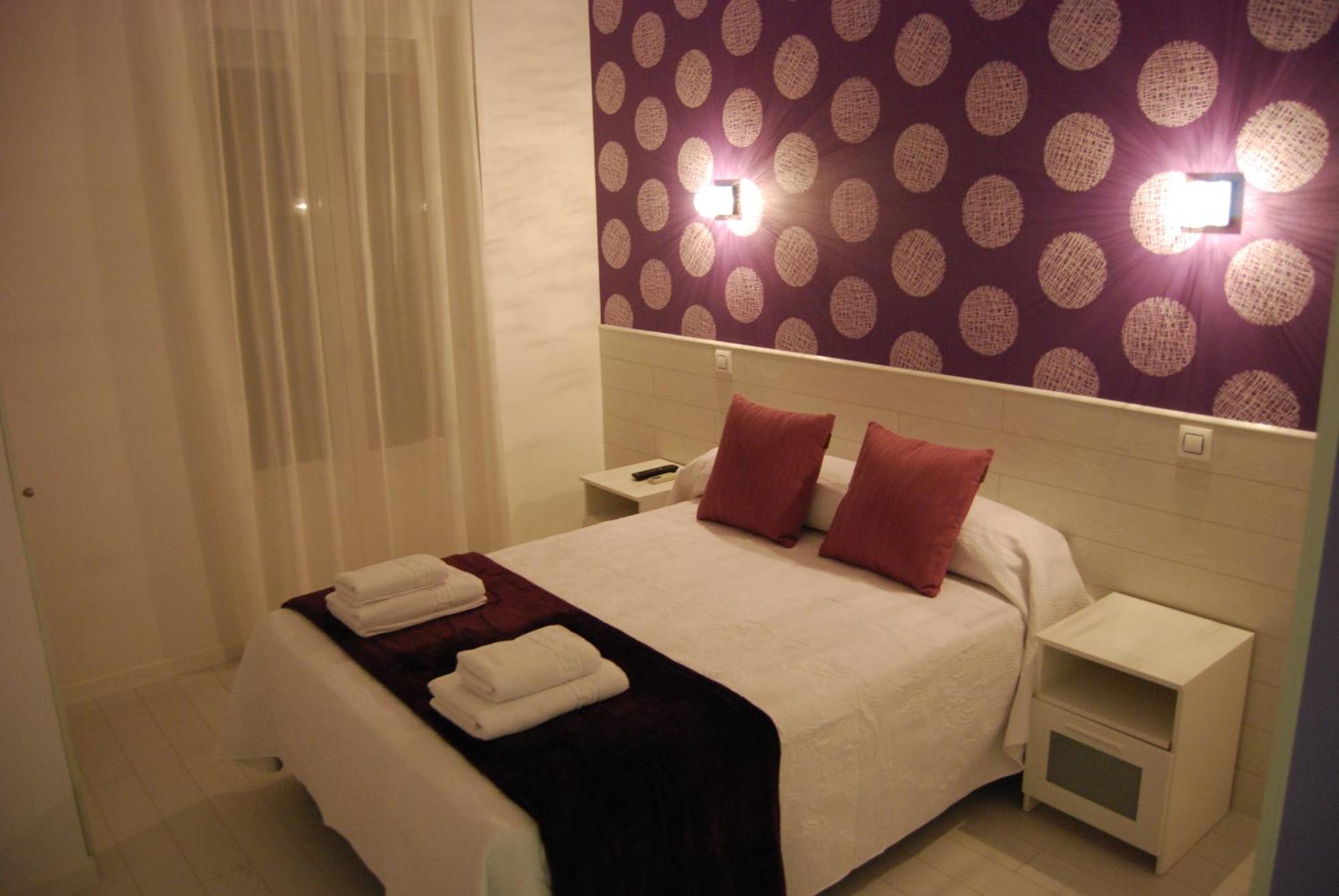 Hostal Petite Maman Madrid Exteriör bild